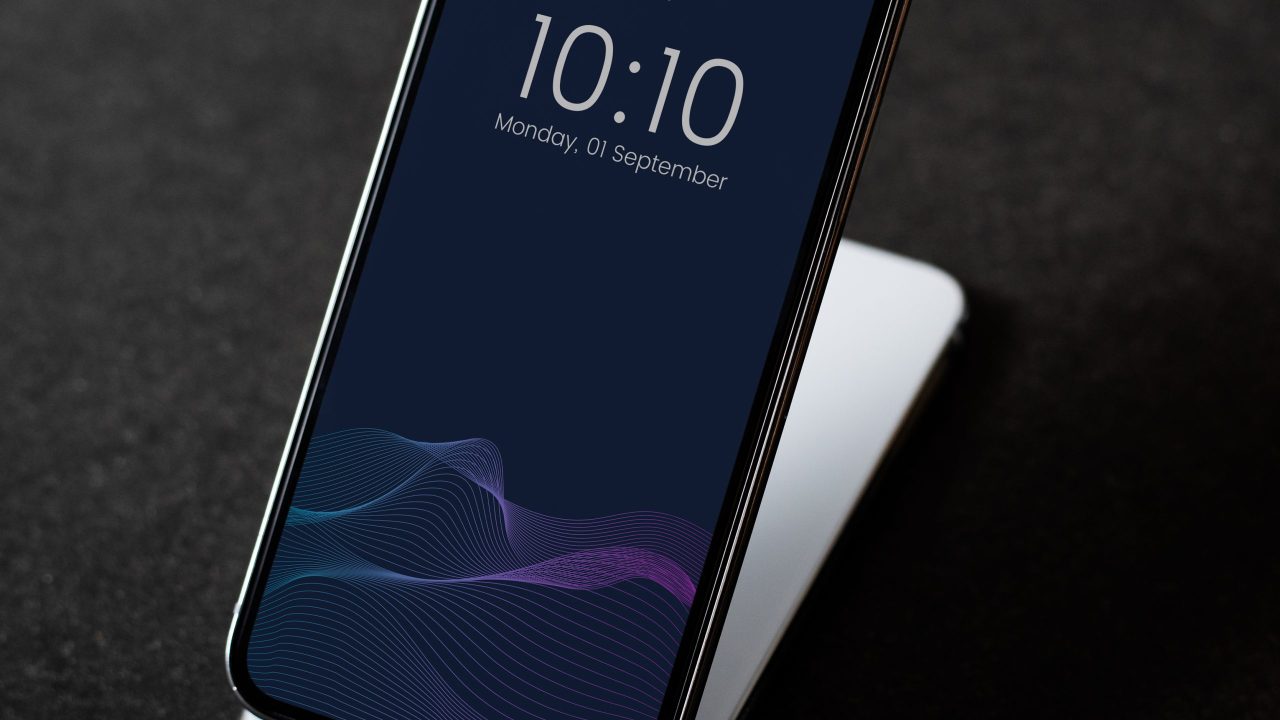 موکاپ آیفون ایستاده بصورت لایه باز